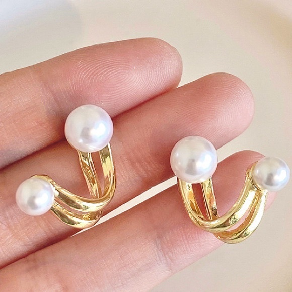 1 Pair Pearl C Stud Earrings - Picture 2 of 2